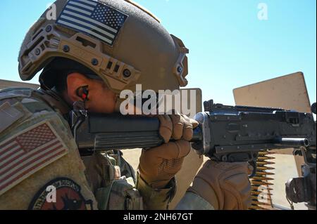 Airman 1st Class Gavin Castillo, difensore dello Squadrone delle forze di sicurezza missilistiche del 890th, spara un'arma fuori dalla cima di un Humvee, il 19 luglio 2022, a Camp Guernsey, Wyoming. I difensori hanno partecipato all'addestramento delle armi per mantenere la letalità e la prontezza. Foto Stock