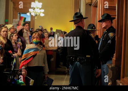 Indianapolis, Stati Uniti. 20th Feb, 2023. AVA Durham, a sinistra, protesta al di fuori della Camera dei rappresentanti dell'Indiana durante l'audizione del comitato per l'istruzione su HB 1608, noto anche come il disegno di legge "Don't Say Gay" a Indianapolis. La commissione ha votato 9-4 per inviare il conto al piano della casa. Credit: SOPA Images Limited/Alamy Live News Foto Stock