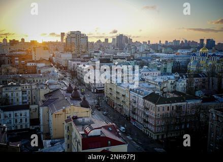 Kiew, Ucraina. 21st Feb, 2023. Il sole sorge dietro le case della capitale Ucraina Kiev. Il 24 febbraio 2023 segna il primo anniversario della guerra di aggressione russa contro l'Ucraina. Credit: Kay Nietfeld/dpa/Alamy Live News Foto Stock