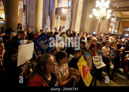 Indianapolis, Stati Uniti. 20th Feb, 2023. I manifestanti si accatallano davanti alla Camera dei rappresentanti dell'Indiana durante l'audizione del comitato educativo sulla HB 1608, nota anche come legge "Don't Say Gay" a Indianapolis. La commissione ha votato 9-4 per inviare il conto al piano della casa. (Foto di Jeremy Hogan/SOPA Images/Sipa USA) Credit: Sipa USA/Alamy Live News Foto Stock