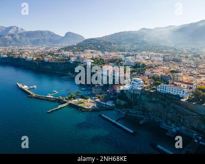 Veduta aerea della città costiera di Sorrento nel sud-ovest dell'Italia e della splendida costa del Golfo di Napoli sulla Penisola Sorrentina all'alba Foto Stock