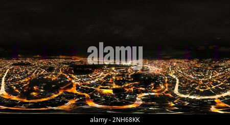360 Panorama del paesaggio notturno luminoso della città di da Lat, Vietnam: Una vista accattivante delle strade illuminate e dei grattacieli sotto la notte stellata Foto Stock