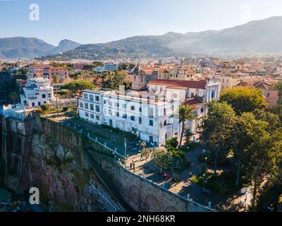 Veduta aerea della città costiera di Sorrento nel sud-ovest dell'Italia e della splendida costa del Golfo di Napoli sulla Penisola Sorrentina all'alba Foto Stock