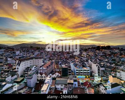 Vibrante skyline al tramonto: Ripresa HDR di da Lat City, Vietnam con affascinante miscela di colori tra paesaggio urbano e cielo al tramonto Foto Stock