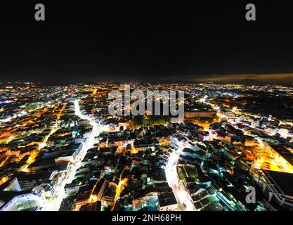Vista notturna illuminata della città di da Lat, Vietnam: Un'accattivante esposizione di luci della città contro il cielo stellato scuro Foto Stock