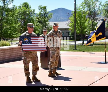 Michael Beck, comandante del comando della truppa del 95th, presenta il comando uscente Sgt. Maj. Frederick Haerter con un portamonete di sfida in apprezzamento per il suo servizio ai soldati del comando della truppa del 95th e della Guardia Nazionale dell'Armata Montana. Foto Stock