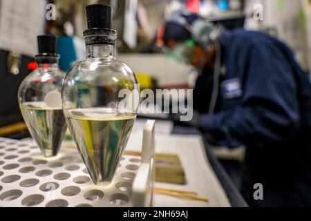 MARE DELLA CINA DEL SUD (19 luglio 2022) i campioni di carburante attendono lo smaltimento dopo i test sui sedimenti nel laboratorio petrolifero a bordo del cacciatorpediniere missilistico guidato di classe Arleigh Burke USS Higgins (DDG 76). Higgins è assegnato alla Task Force 71/Destroyer Squadron (DESRON) 15, la più grande DESRON della Marina e la principale forza di superficie della flotta degli Stati Uniti 7th. Foto Stock