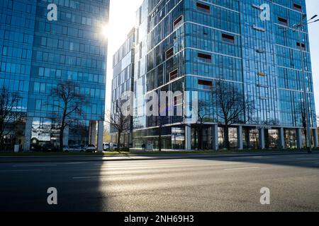 Gdansk Polonia - Maggio 2022 il sole passa attraverso la scena dei trasporti pubblici grattacieli della città a Gdansk. Oliva quartiere degli affari Trasporti traffico cittadino. Tram autobus automobili City Traffic Jam. Vita cittadina Foto Stock