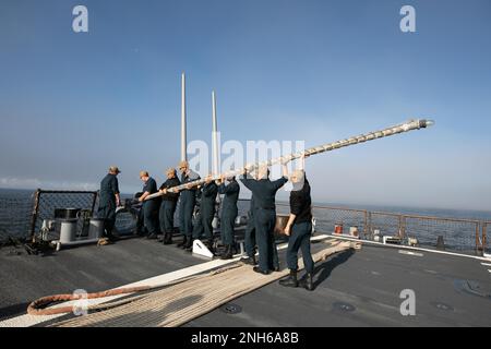 220719-N-DE439-1023 HELSINKI, Finlandia (19 luglio 2022) i marinai a bordo del cacciatorpediniere missilistico guidato della classe Arleigh Burke USS Arleigh Burke (DDG 51) trasportano il personale di bandiera nel ponte di volo durante un'evoluzione marittima e dell'ancora quando la nave arriva a Helsinki, Finlandia, per una visita al porto programmata, il 19 luglio 2022. Arleigh Burke è in fase di distribuzione pianificata negli Stati Uniti Naval Forces Europe area of Operations, impiegato dagli Stati Uniti Sesta flotta per difendere gli interessi degli Stati Uniti, alleati e partner. Foto Stock