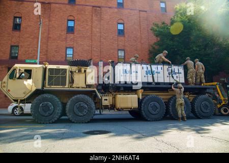 STATI UNITI Soldati dell'esercito con la New York Army National Guard's 719th Composite Truck Company, fissare le scatole con cinghie per un'operazione di movimento di unità durante l'addestramento annuale all'Harlem Regiment Armory, New York, NY, 19 luglio 2022. La 719th Composite Truck Company è un'organizzazione composita leggera che dispone delle risorse necessarie per fornire una gamma completa di supporto per il trasporto. Foto Stock