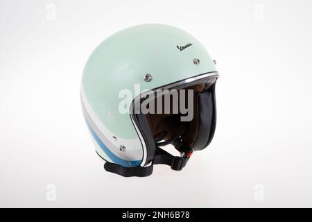 Bordeaux , Aquitaine France - 12 02 2023 : casco vespa piaggio logo marchio e testo segno per moto scooter Foto Stock