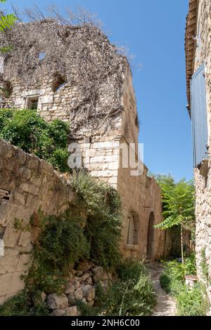 Strada stretta nel villaggio Oppede le Vieux nel Luberon Francia Foto Stock