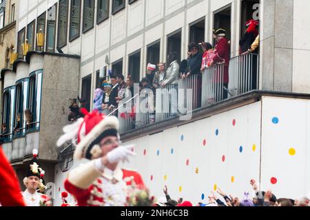 Colonia, Germania. 20th Feb, 2023. Migliaia di festeggiatori di carnevale festeggiano la sfilata del lunedì delle rose a Colonia, Germania, il 20 febbraio 2023 (Photo by Ying Tang/NurPhoto).0 Credit: NurPhoto SRL/Alamy Live News Foto Stock