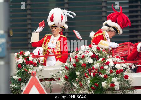 Colonia, Germania. 20th Feb, 2023. Migliaia di festeggiatori di carnevale festeggiano la sfilata del lunedì delle rose a Colonia, in Germania, il 20 febbraio 2023 (Photo by Ying Tang/NurPhoto). Credit: NurPhoto SRL/Alamy Live News Foto Stock