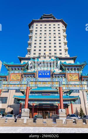 Astana, Kazakhstan - 23 novembre 2022: Hotel Building Beijing Palace SolLuxe Hotel Astana nel centro della città Foto Stock