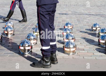 I caschi dei vigili del fuoco o dei vigili del fuoco sono visti sul pavimento durante la sfilata Foto Stock