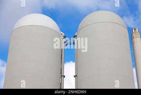 Sundsvall, Svezia - 13 ottobre 2022: Due silos ad alto contenuto con mangimi Foto Stock