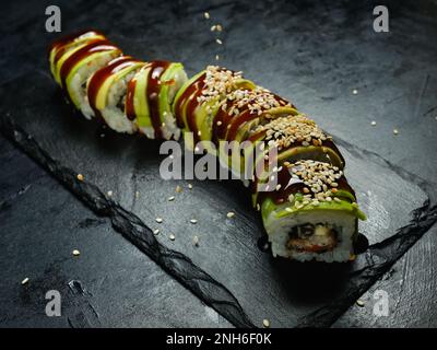 verde drago avocado sushi unagi sesamo arte alimentare Foto Stock