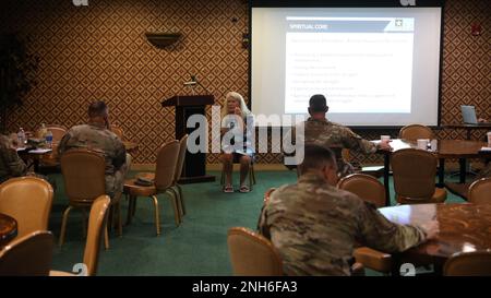 Il Dott. Lisa Miller, professore alla Columbia University e fondatore del Spirituality Mind Body Institute, introduce il concetto alla base della scienza della spiritualità ai soldati durante una presentazione a Fort Stewart, Georgia, 20 luglio 2022. L’evento si è focalizzato su come i leader più anziani possono includere la spiritualità nella Salute e Fitness Olistica, il quadro che comprende tutti gli aspetti delle prestazioni umane per ottimizzare la disponibilità dei soldati e aumentare l’efficacia complessiva dell’Esercito totale. Foto Stock