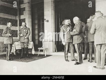 1914-1918. Prima guerra mondiale Una visita regale alla sede tedesca di Spa. Sulla sinistra si vede re Federico III di Sassonia in conversazione con l'imperatore Guglielmo II Foto Stock