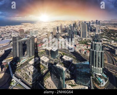 Centro di Dubai al tramonto - incredibile skyline della città con grattacieli di lusso all'alba, Emirati Arabi Uniti Foto Stock