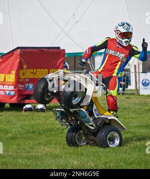 Lo stuntman di quad 'Kangaroo Kid' al Wensleydale Show che si tiene vicino a Leyburn nelle valli dello Yorkshire settentrionale Foto Stock