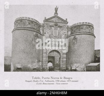 Architettura della Spagna Vecchia. Foto d'epoca di Puerta Nueva de Bisagra, Toledo Double City Gate. Esterno, costruito nel 1550, ristrutturato nel 1575, il cancello è di origine moresca, ma la parte principale è stata costruita nel 1559 da Alonso de Covarrubias. Porta lo stemma dell'imperatore Carlo V. Foto Stock