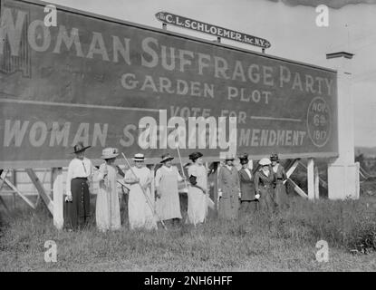 Suffragettes in piedi di fronte a un tabellone a sostegno del suffragio femminile Emendamento - circa 1917 Foto Stock