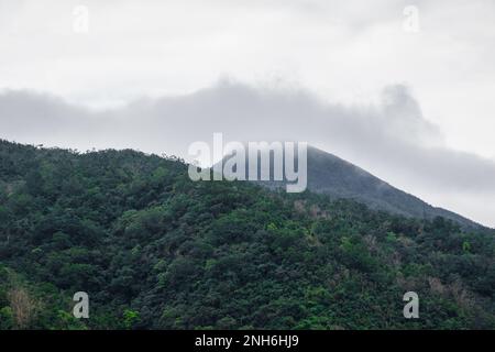 Cima di montagna nella nube e nebbia, parte della catena Xueshan nel comune di Jiaoxi, Yilan, Taiwan Foto Stock