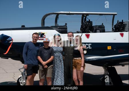 STATI UNITI Craig Ppiuttosto, comandante di 47th Flying Training Wing, si pone con la sua famiglia dopo essere tornato dal suo volo finale in un velivolo T-6A Texan II alla base dell'aeronautica militare di Laughlin, Texas, 20 luglio 2022. La famiglia di Ppiuttosto è uscita per congratularsi con lui per il suo volo finale come comandante della 47th Flying Training Wing Foto Stock