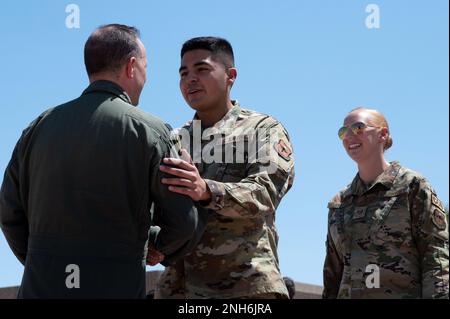 STATI UNITI Craig Ppiuttosto, comandante dell'aeronautica di 47th Flying Training Wing, si congratula con 47th membri dell'ala dell'addestramento di volo dopo il ritorno dal suo volo finale in un velivolo T-6A Texan II alla base dell'aeronautica di Laughlin, Texas, 20 luglio 2022. Ppiuttosto è stato ringraziato e si è congratulato per i risultati e la guida di IS durante il suo comandante e volo finale. Foto Stock