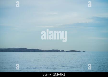 la silhouette dell'isola di bruny al tramonto in tasmania australia in estate Foto Stock