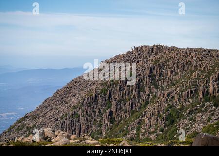 la cima di mt wellington che guarda sulla città di hobart, montagna rocciosa in australia Foto Stock