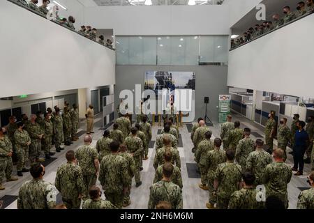 220720-N-ZS023-1005 SAN DIEGO (20 luglio 2022) Capo Maestro Petty Officer Mark Christman, capo comandante di Littoral Combat Ship Squadron ONE, consegna commenti di addio ai marinai prima del trasferimento. Gli LCS sono piattaforme veloci, agili e mirate alle missioni, progettate per operare in ambienti vicino alla costa, vincendo contro le minacce costiere del 21st° secolo. Gli LCS sono in grado di supportare missioni di presenza avanzata, sicurezza marittima, controllo marittimo e deterrenza in tutto il mondo. Foto Stock