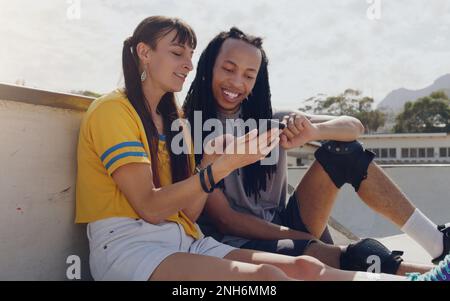 Rilassati, telefona e cerca con gli amici nello skate Park e condividi social media, notizie o comunicazioni. Tecnologia, sorriso e internet con l'uomo nero e. Foto Stock