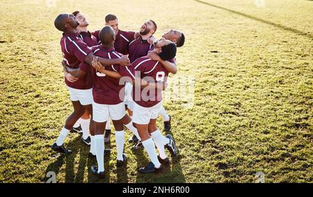 Fitness, campo e gruppo in una huddle con motivazione, strategia e coordinamento dopo l'addestramento. Sport, collaborazione e squadra di atleti maschi in Foto Stock