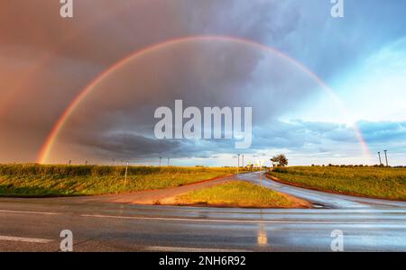 Rainbow su strada Foto Stock