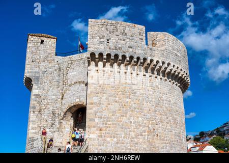 I visitatori che entrano nella Torre di Minčeta, parte delle difese della città vecchia di Dubrovnik sulla costa dalmata della Croazia Foto Stock