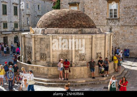 I turisti si sono riuniti intorno alla Fontana del Grande Onofrio, nel centro storico di Dubrovnik, in Croazia Foto Stock