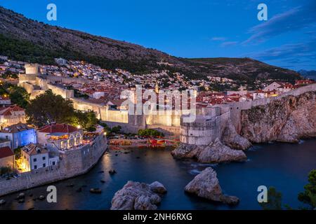 Vista della vecchia città fortificata di Dubrovnik al crepuscolo dal Forte Lovrijenac (Fortezza di San Lorenzo) fuori dalle mura occidentali di Dubrovnik in Croazia Foto Stock