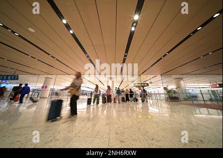 Passeggeri in arrivo al Terminal 1 dell'Aeroporto Changi di Singapore, febbraio 2023 Foto Stock