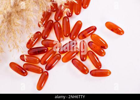 Vitamine per il cuore, per i bambini, i taylets sono sparsi sulla tabella. Additivo alimentare rosso, capsula, una forma cardiaca. Uno stile di vita sano, la prevenzione delle malattie. Foto di alta qualità Foto Stock