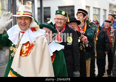 Riedlingen, Germania. 21st Feb, 2023. Winfried Kretschmann, primo ministro di Baden-Württemberg (3rd da sinistra, Bündnis 90/Die Grünen), cammina per il centro della città in una stolosa processione il martedì di Shrove. Più di 300 stolti della Gole 1865 Fools' Guild prendono parte al fumo di sigari, al pasto di Froschkuttel del 192nd e alla successiva scivolatura fuori dal municipio, e in seguito progettano di sfilare attraverso la città. Froschkutteln è una specialità di Riedlingen. Si affettava lo stomaco di manzo sott'aceto. Credit: Felix Kästle/dpa/Alamy Live News Foto Stock