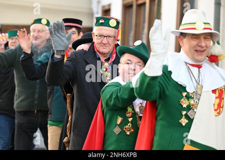 Riedlingen, Germania. 21st Feb, 2023. Winfried Kretschmann, primo ministro di Baden-Württemberg (3rd da destra, Bündnis 90/Die Grünen), cammina per il centro della città in una stolosa processione il martedì di Shrove. Più di 300 stolti della gilda di Gole 1865 parteciperanno al fumo di sigari, al pasto di Froschkuttel del 192nd e al successivo scivolamento fuori dal municipio, e in seguito progetteranno di sfilare attraverso la città. Froschkutteln è una specialità di Riedlingen. Si affettava lo stomaco di manzo sott'aceto. Credit: Felix Kästle/dpa/Alamy Live News Foto Stock