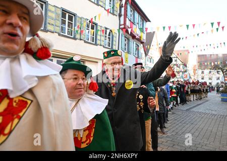 Riedlingen, Germania. 21st Feb, 2023. Winfried Kretschmann, primo ministro di Baden-Württemberg (3rd da sinistra, Bündnis 90/Die Grünen), cammina per il centro della città in una stolosa processione il martedì di Shrove. Più di 300 stolti della Gole 1865 Fools' Guild prendono parte al fumo di sigari, al pasto di Froschkuttel del 192nd e alla successiva scivolatura fuori dal municipio, e in seguito progettano di sfilare attraverso la città. Froschkutteln è una specialità di Riedlingen. Si affettava lo stomaco di manzo sott'aceto. Credit: Felix Kästle/dpa/Alamy Live News Foto Stock