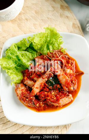 Sambal Cumi Asin o piccante calamari salati, indonesiano Daily Traditional Dish. Foto Stock