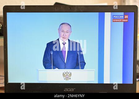 21 febbraio 2023, Clermont Ferrand, Auvergne Rodano Alpi, Francia: Il presidente russo Vladimir PUTIN consegna il suo discorso alla nazione, mentre la guerra sta per entrare nel suo secondo anno, e un giorno dopo gli Stati Uniti La visita a sorpresa del presidente Joe BIDEN a Kiev, in Ucraina, condanna l'assalto brutale di Mosca a un paese sovrano. Foto scattate su un computer su un canale televisivo di Rossiya 24. (Credit Image: © Adrien Fillon/ZUMA Press Wire) SOLO PER USO EDITORIALE! Non per USO commerciale! Foto Stock