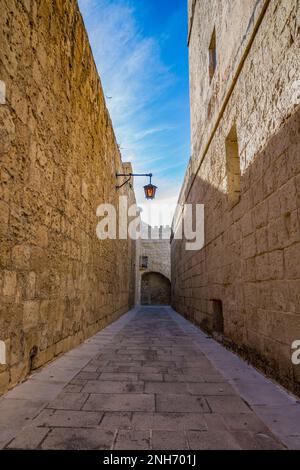 Un caratteristico vicolo di Mdina antica città fortificata, Malta Foto Stock