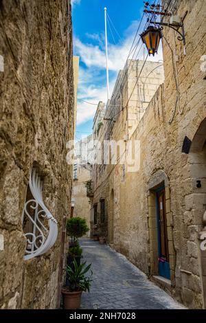 Caratteristico vicolo maltese nel villaggio di Rabat Foto Stock