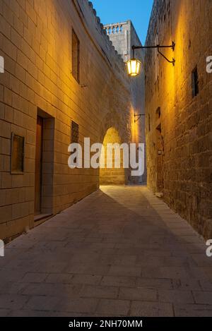 Un caratteristico vicolo di Mdina antica città fortificata al calar della notte, Malta Foto Stock